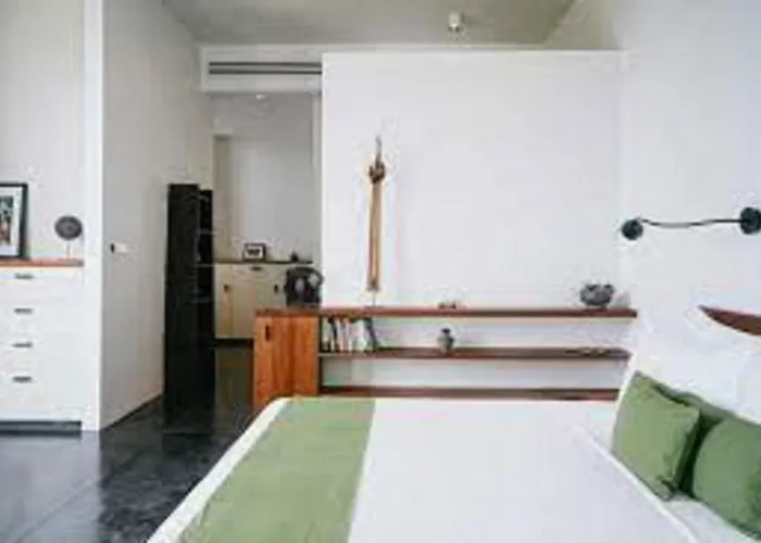Paradise Hotel 2*